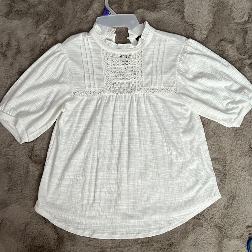 Cable & Gauge white top with puffed sleeve